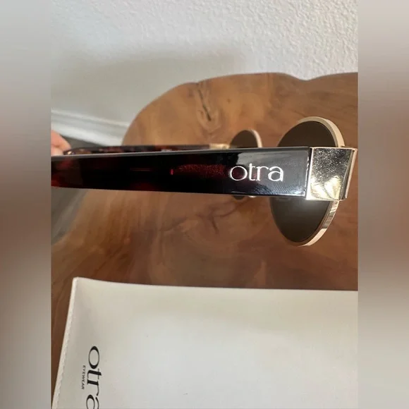 Chic Otra “Echo” Gold and Black Sunglasses - Picture 12 of 13